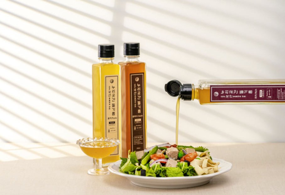 Deulgireum von Nurigotgan wird über einen Salat mit Tofu und frischem Gemüse gegossen