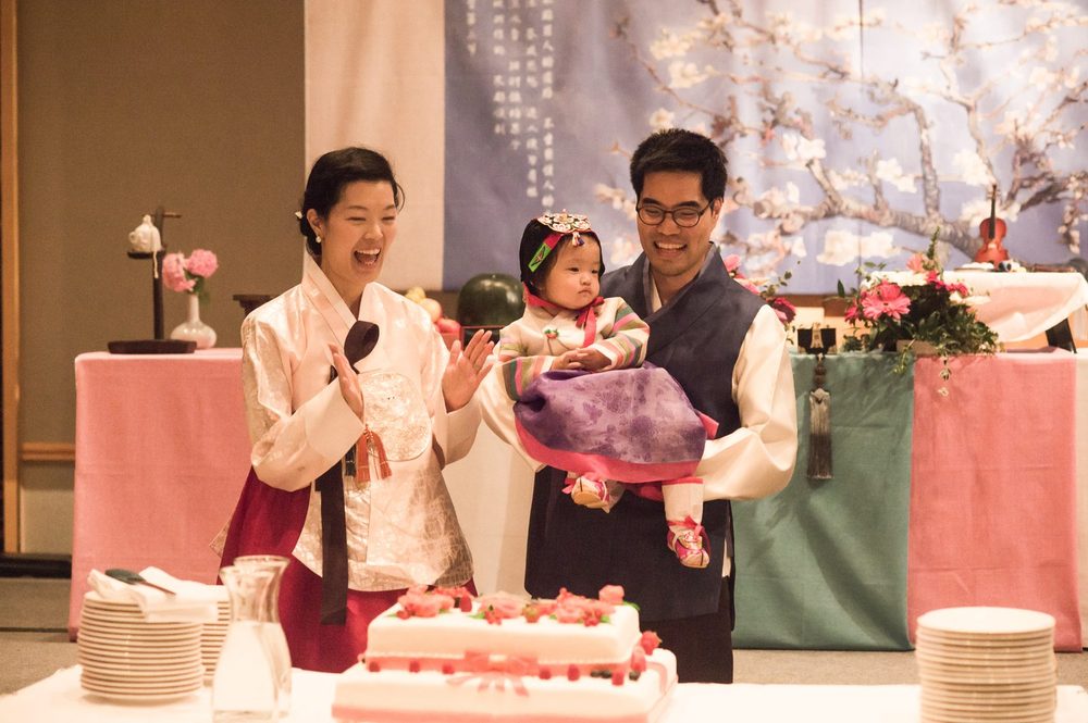 Familie in Hanbok feiert den ersten Geburtstag (Dol) der Tochter Lolo in Wien